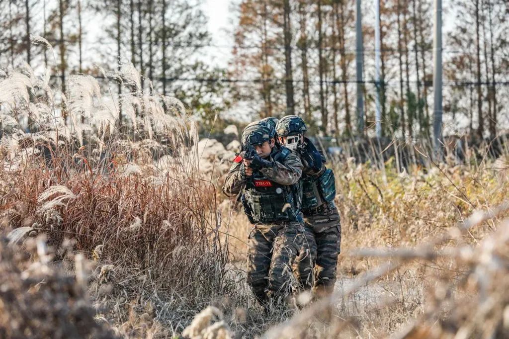 超帅！张张都是大片 直击武警特战队员反恐演练场面震撼(组图)