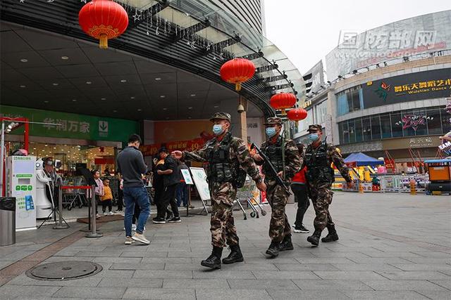 有一种年味叫做坚守：广西武警百色支队官兵为群众出行保驾护航(组图)