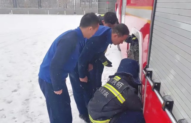 甘肃省嘉峪关市消防救援支队积极做好雨雪冰冻灾害应急救援准备(组图)