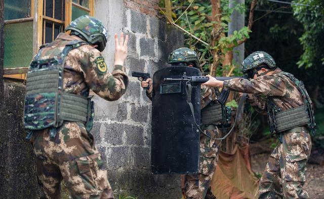 广西防城港：开练！武警官兵节后掀起练兵热潮(组图)