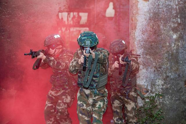 广西防城港：开练！武警官兵节后掀起练兵热潮(组图)