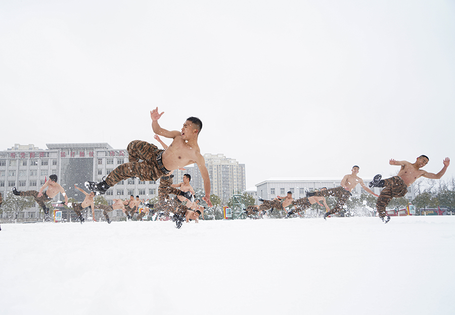 安徽六安：虎虎生威 武警官兵雪地练硬功(组图)