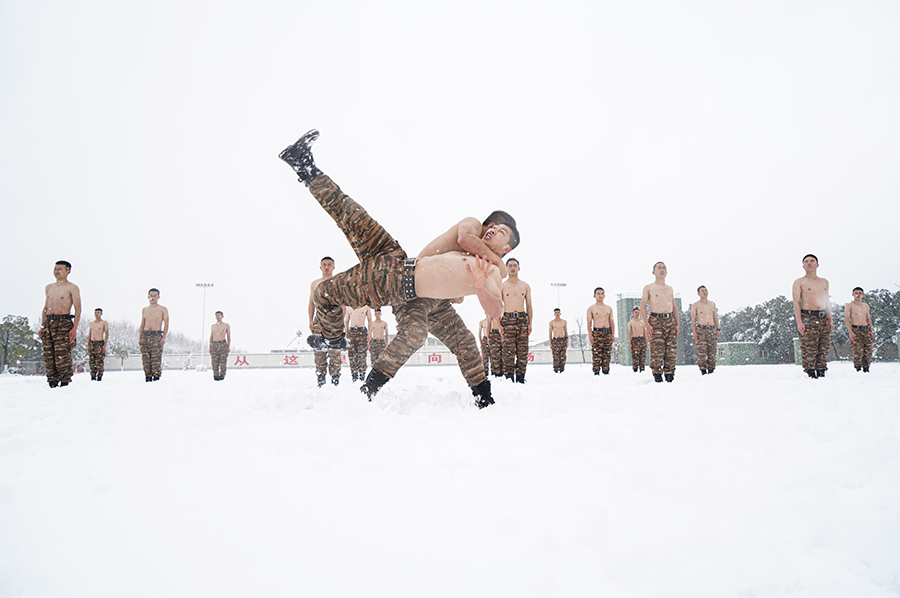 安徽六安：虎虎生威 武警官兵雪地练硬功(组图)