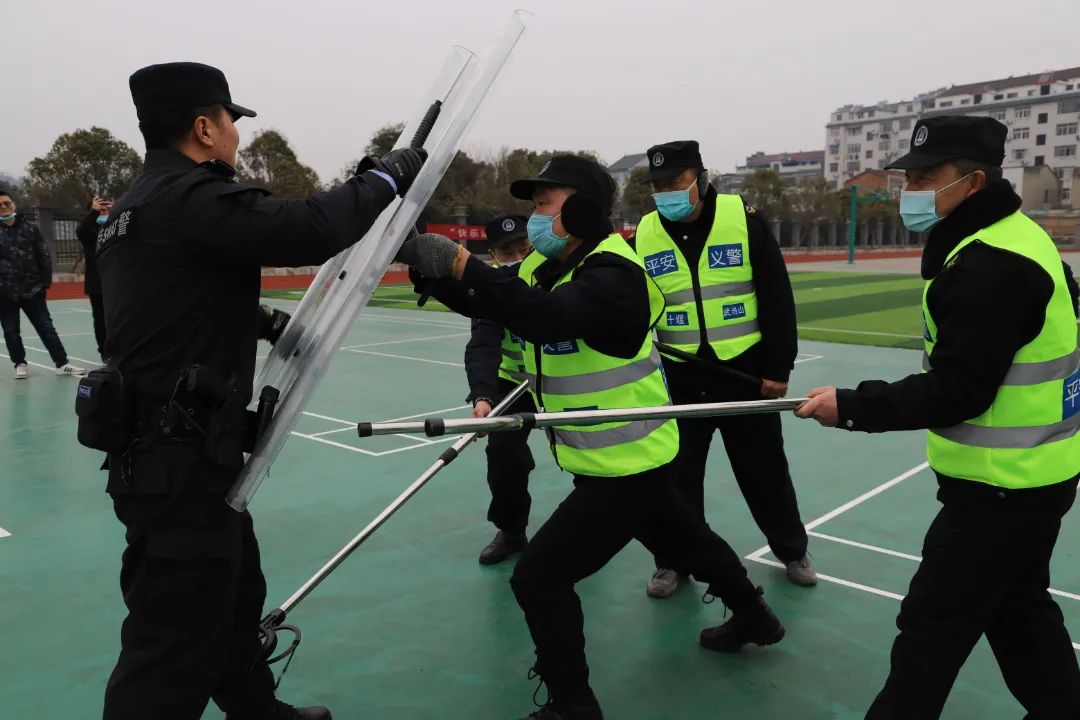 湖北省十堰市武当山特区公安局开展校园安全暨平安义警保安培训演练(组图)