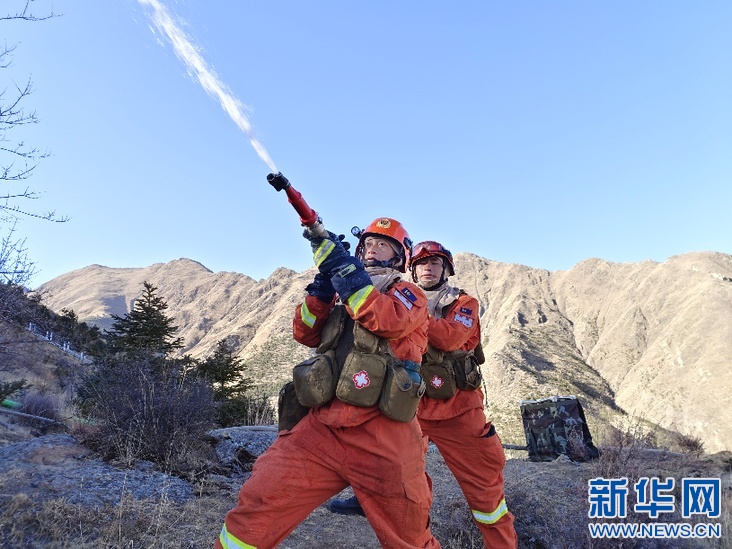 西藏森林消防总队特勤大队扎实开展灭火行动实战训练(组图)