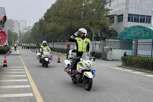 春日砺铁警 练兵正当时—湖北孝感交警积极开展春训实战大练兵活动(组图)