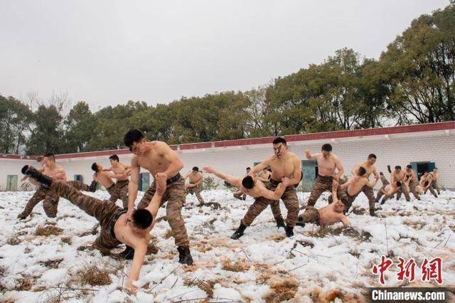 湖南武警长沙支队特战官兵赤身浴雪训练(组图)