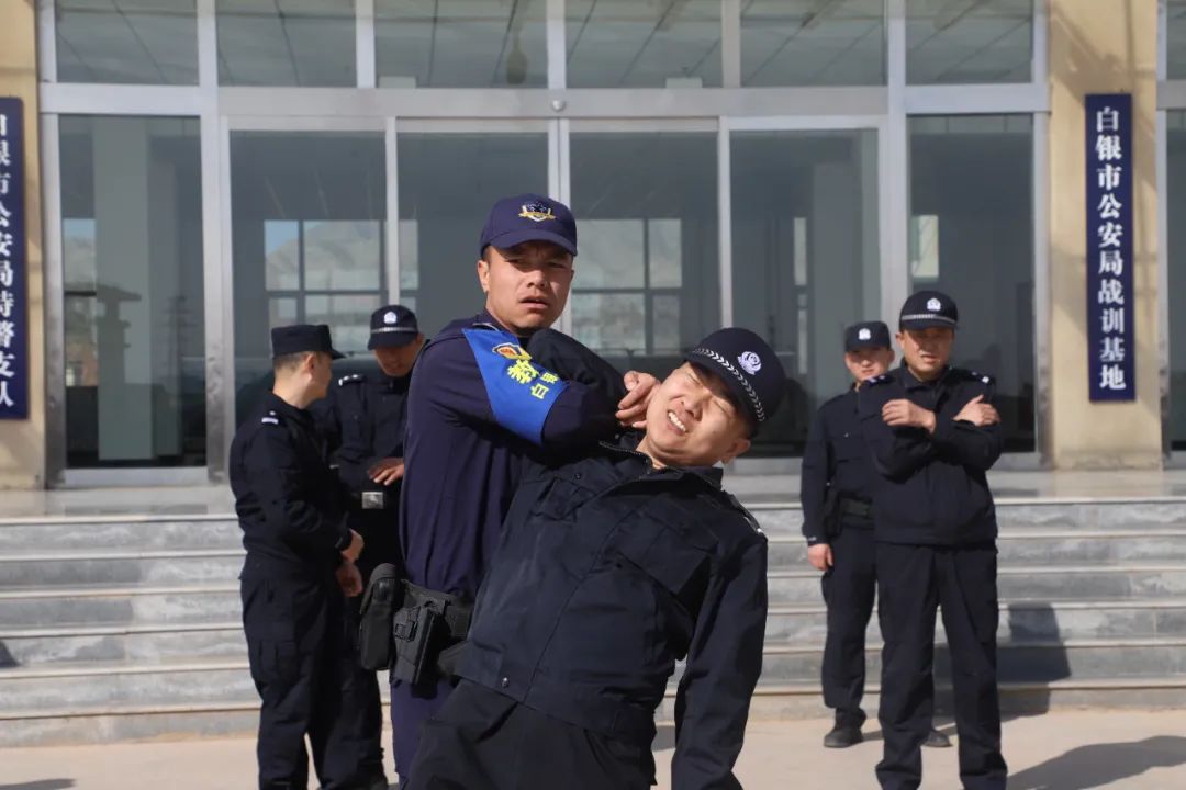 甘肃省白银市公安局组织开展最小作战单元现场处置专项训练(组图)