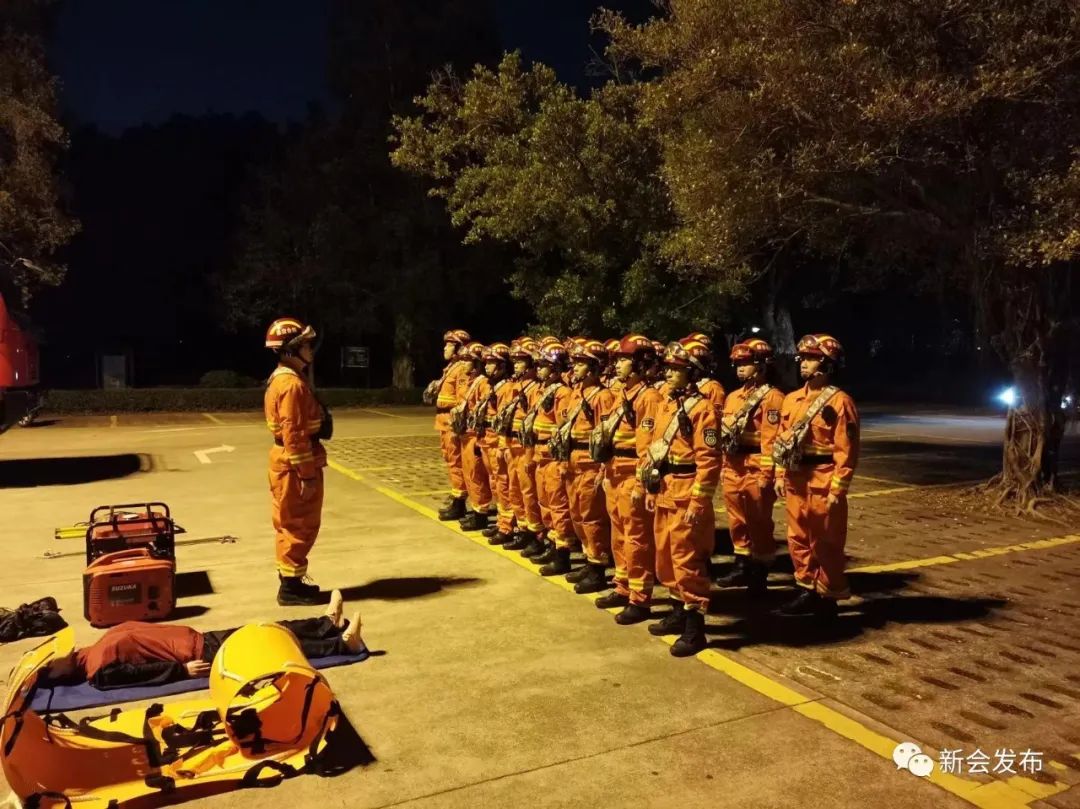 首创夜训模式！广东江门新会森林消防队员夜间救援实战能力大提升！(组图)