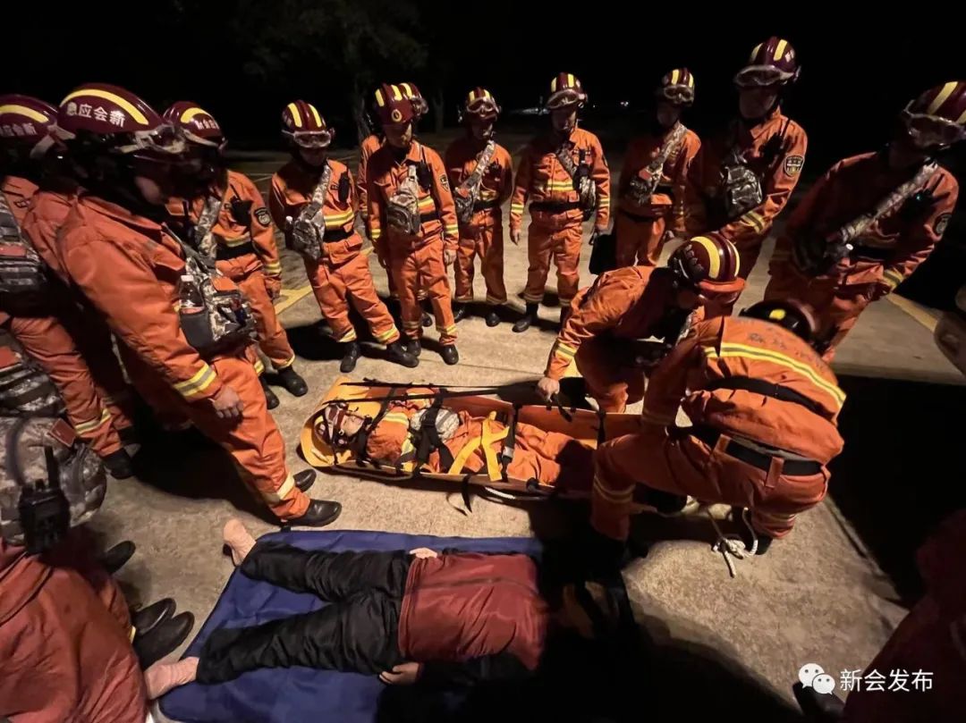 首创夜训模式！广东江门新会森林消防队员夜间救援实战能力大提升！(组图)