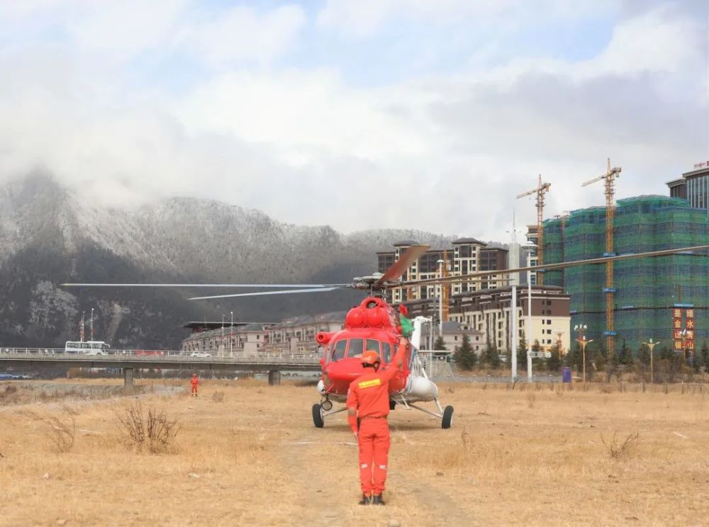 西藏林芝市森林消防支队严密组织航空应急救援课目训练(组图)