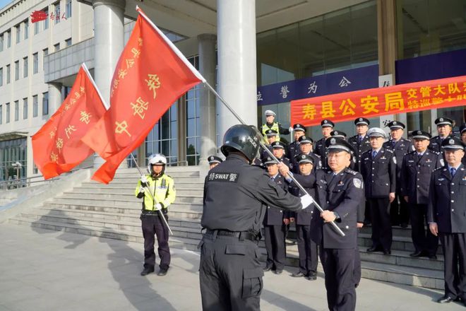 安徽省淮南市寿县公安局举行特巡警大队铁骑中队、交管大队寿州铁骑授旗仪式(组图)