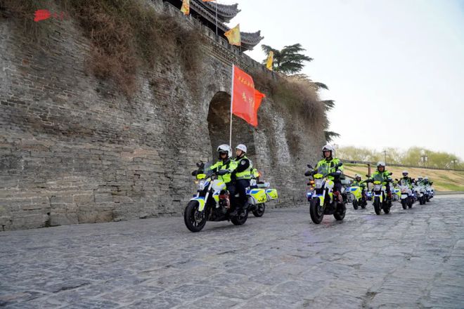 安徽省淮南市寿县公安局举行特巡警大队铁骑中队、交管大队寿州铁骑授旗仪式(组图)