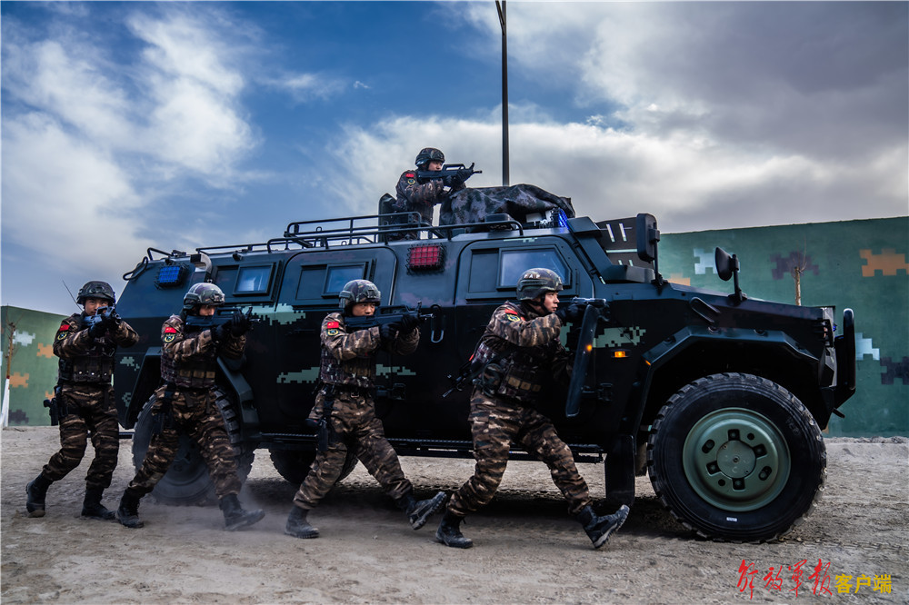 直击武警新疆总队特战队员跨昼夜反恐演练(组图)