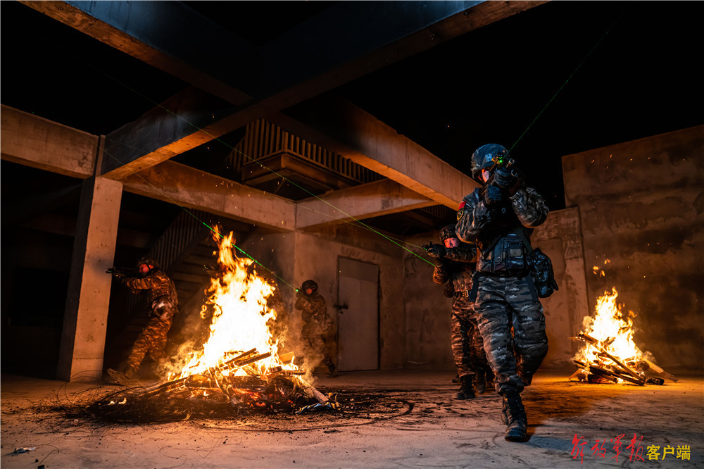 直击武警新疆总队特战队员跨昼夜反恐演练(组图)