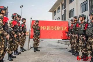 光荣时刻！直击广西武警新兵授枪仪式(组图)