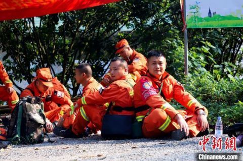 跨省驻防：福建森林消防野营拉练强本领(组图)