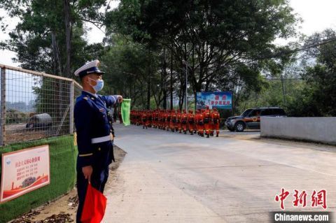 跨省驻防：福建森林消防野营拉练强本领(组图)