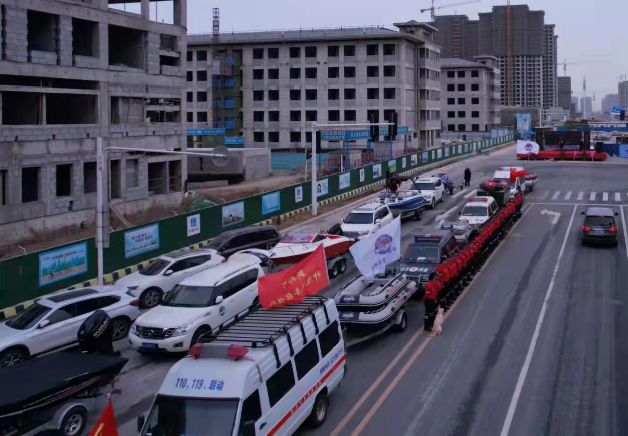 河南郑州航空港区神鹰救援队挂牌成立(组图)