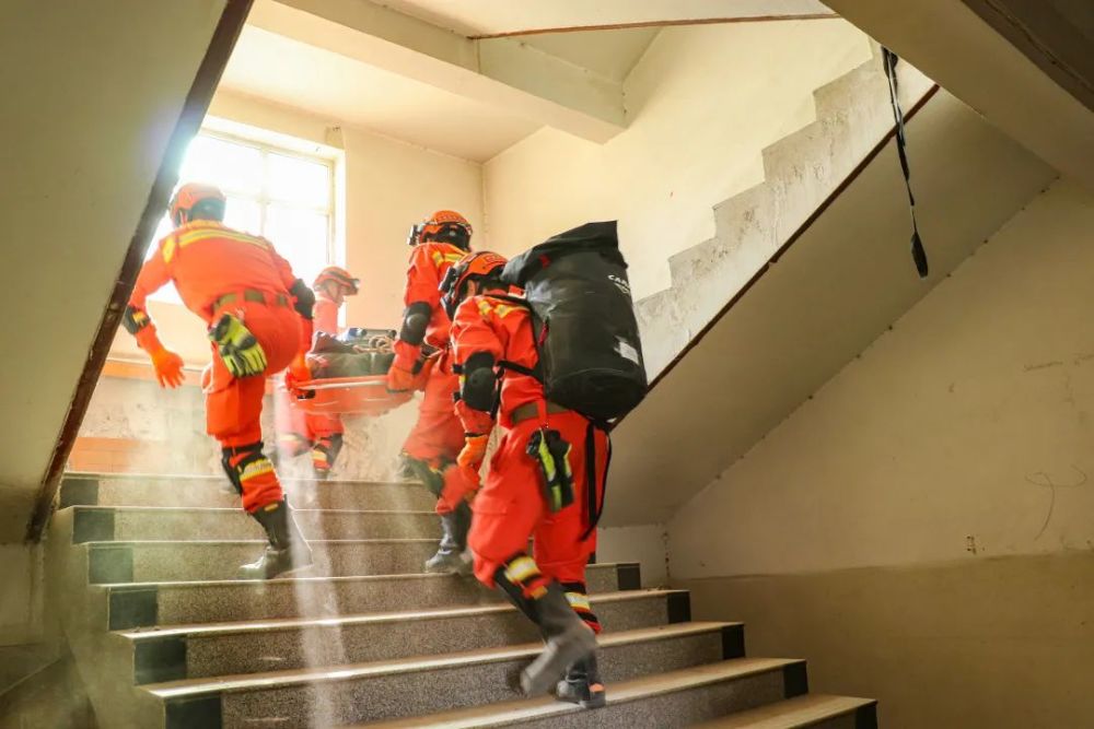 新疆巴州森林消防联合多支救援队伍开展48小时户外地震拉动实战演练(组图)