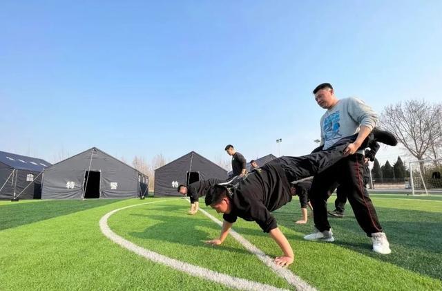 练兵铸铁军 “警色”绽英姿──山东烟台特警支队掀起春训实战练兵热潮(组图)