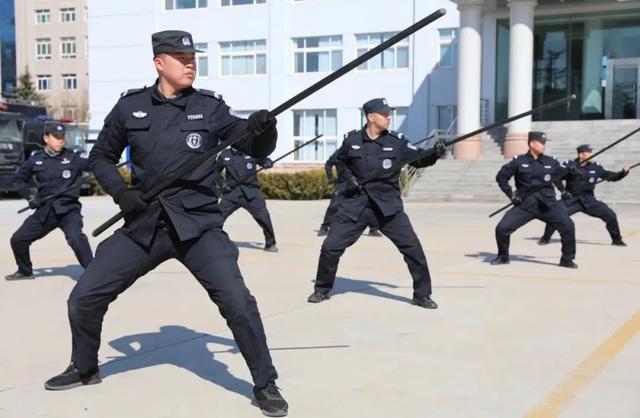 练兵铸铁军 “警色”绽英姿──山东烟台特警支队掀起春训实战练兵热潮(组图)