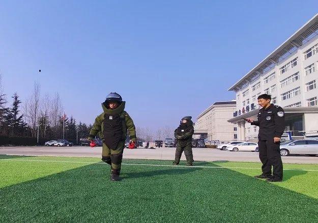 练兵铸铁军 “警色”绽英姿──山东烟台特警支队掀起春训实战练兵热潮(组图)