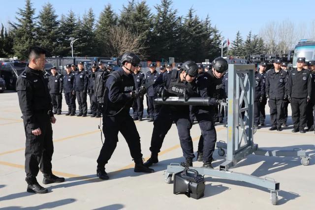 练兵铸铁军 “警色”绽英姿──山东烟台特警支队掀起春训实战练兵热潮(组图)