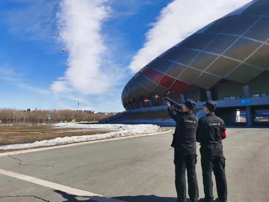 直击无人机反制现场 黑龙江大庆特警开展空中“扫黑”演练(组图)