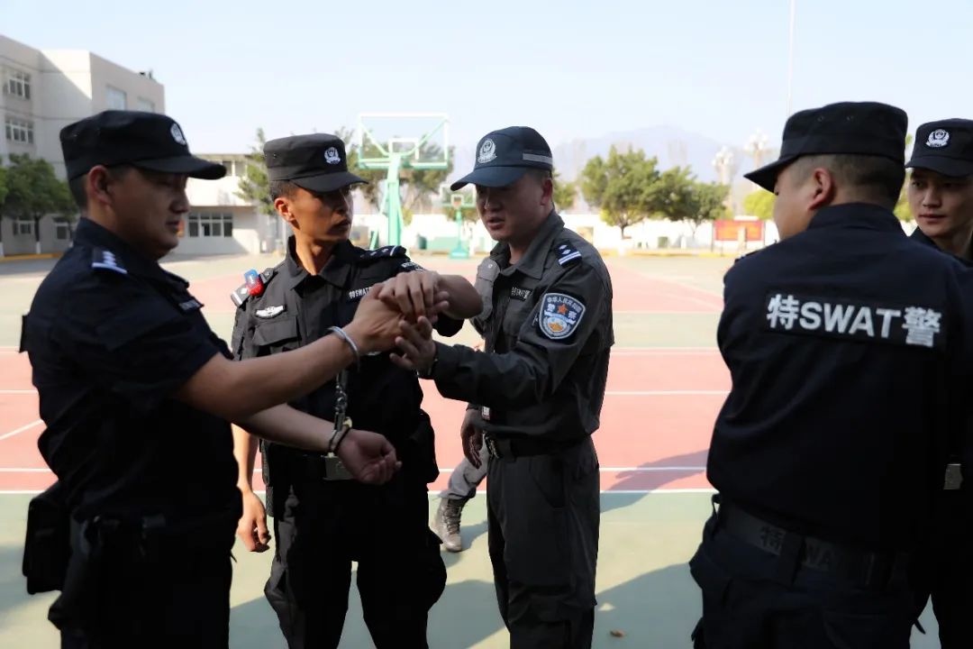 四川攀枝花：原来，特警队的“特技”是一种“肌肉记忆”(组图)