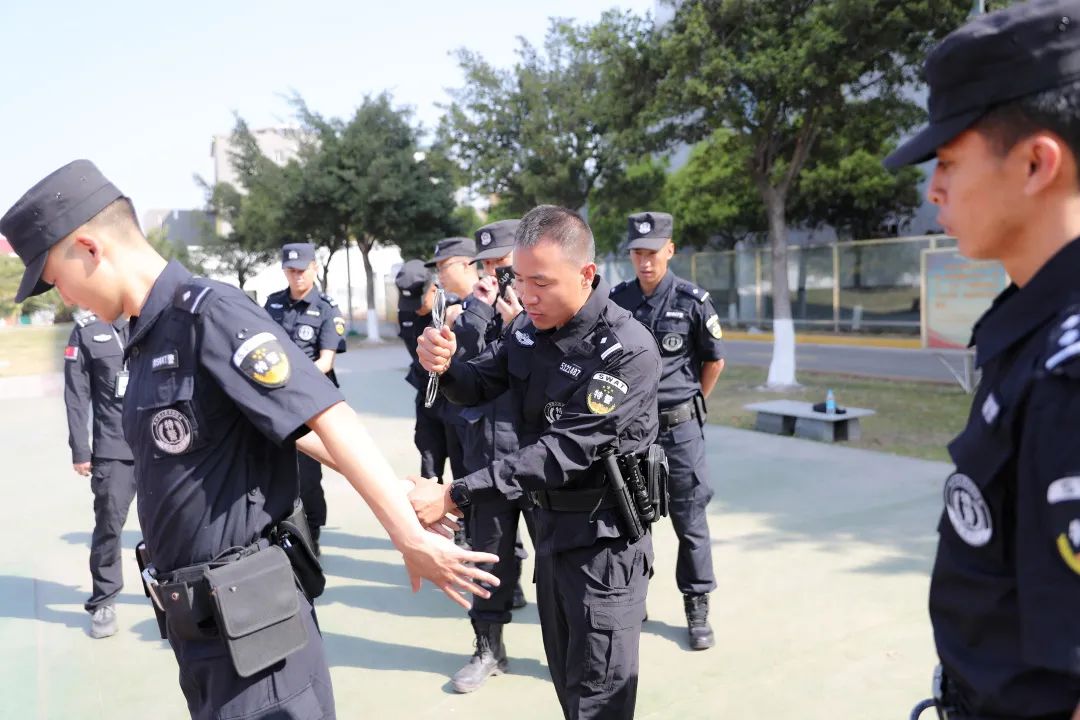 四川攀枝花：原来，特警队的“特技”是一种“肌肉记忆”(组图)