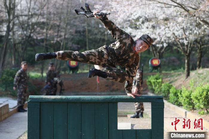 武警贵州安顺支队官兵春季练兵忙(组图)