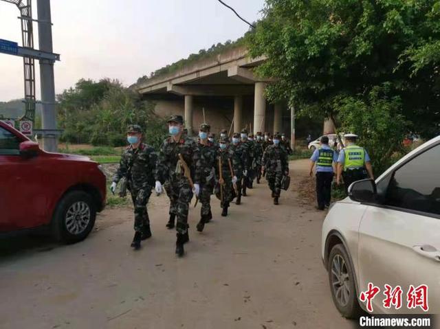 广西武警官兵抵达东航客机坠毁现场 展开紧急救援(组图)
