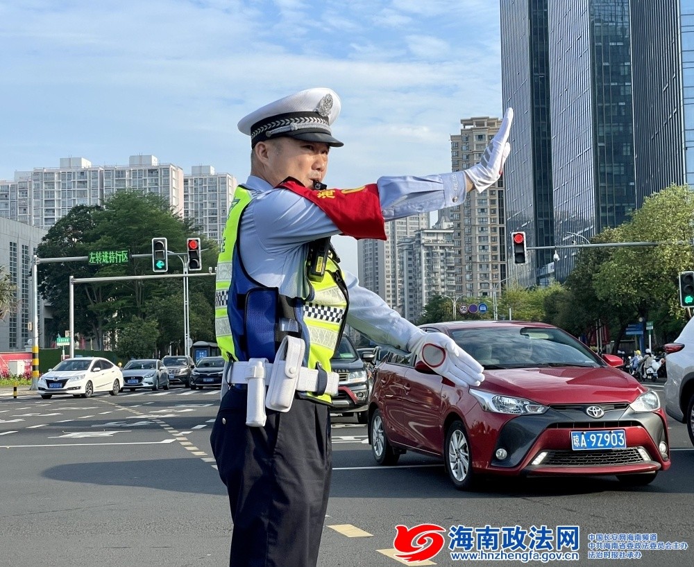 海南海口公安交警开展路口管理能力大比武活动(组图)