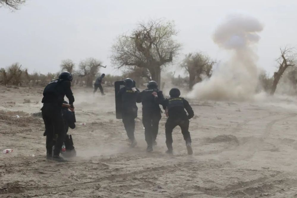 新疆阿瓦提特警沙漠练兵进行时(组图)