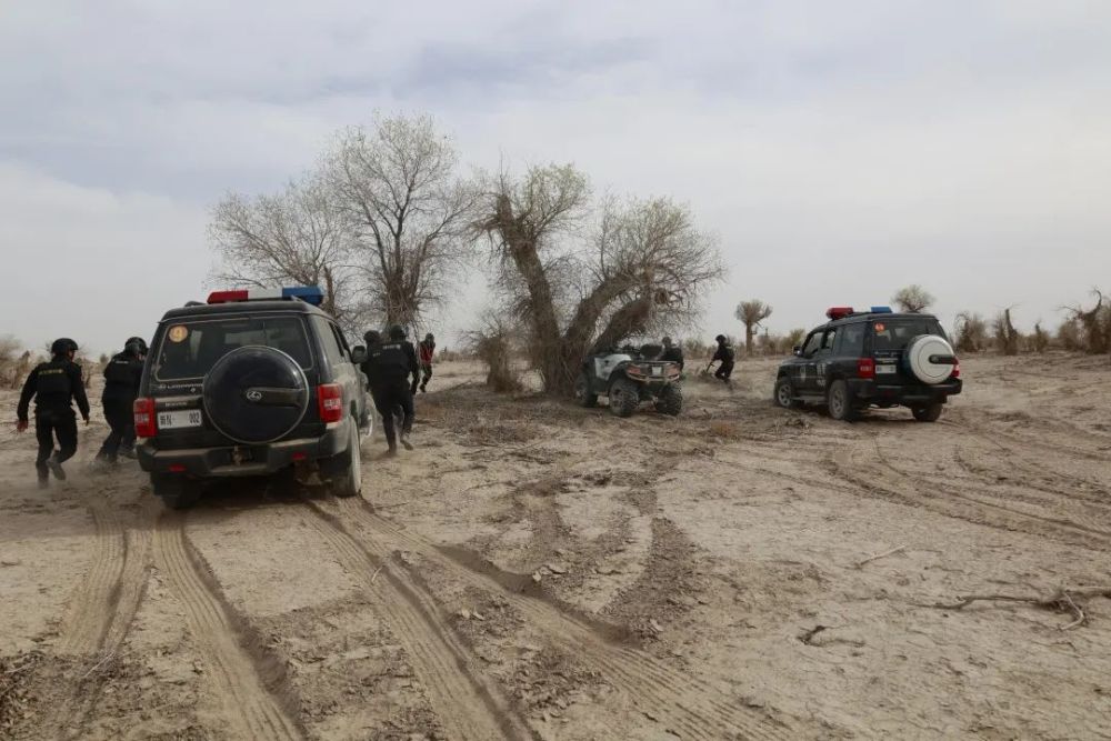 新疆阿瓦提特警沙漠练兵进行时(组图)