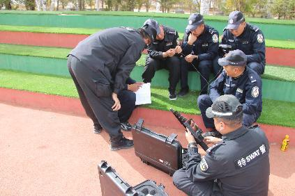 西藏日喀则市公安局特警支队组织开展反恐突击及排爆安检设备使用操作专项训练(组图)