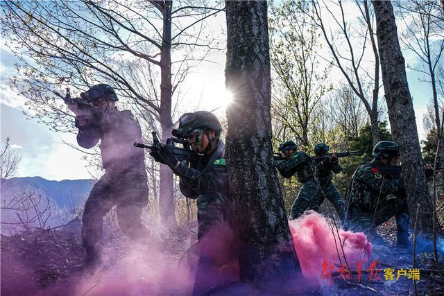 天津武警特战队员利剑出击 鏖战山野密林(组图)