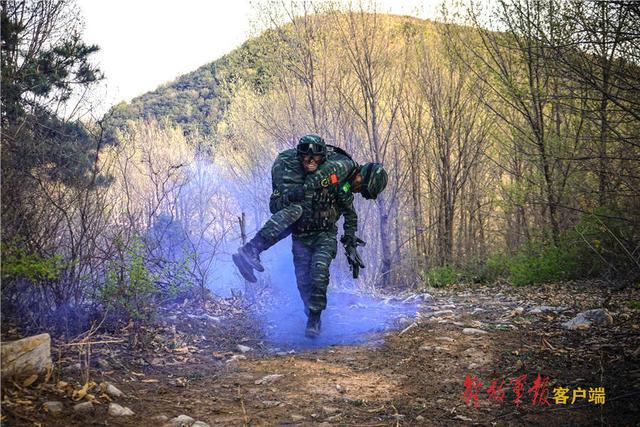 天津武警特战队员利剑出击 鏖战山野密林(组图)