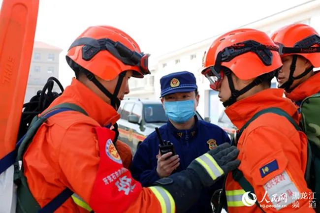 森林消防局大庆航空救援支队：开展实装实兵索降训练(组图)