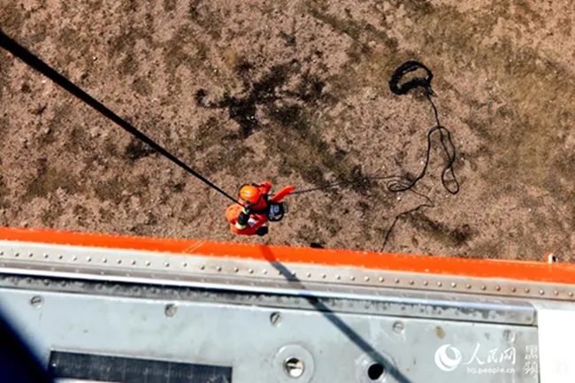 森林消防局大庆航空救援支队：开展实装实兵索降训练(组图)