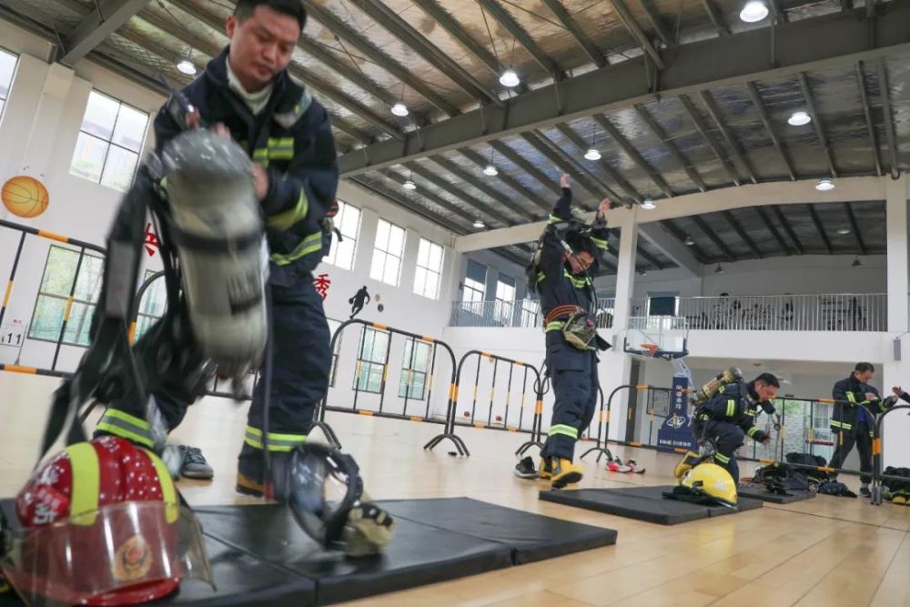 浙江衢州消防举行2022年全市消防救援队伍冬训练兵比武竞赛暨执勤岗位练兵开训动员(组图)