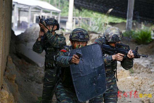 广西河池：全方位追击！直击武警特战反恐演练现场(组图)