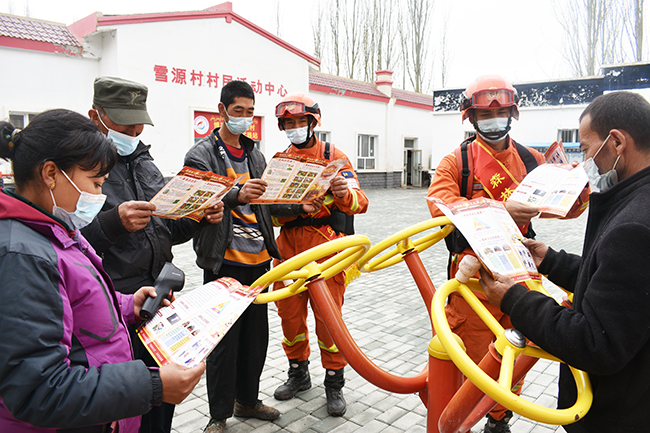 新疆森林消防总队巴州支队走村入户宣讲防火(图)
