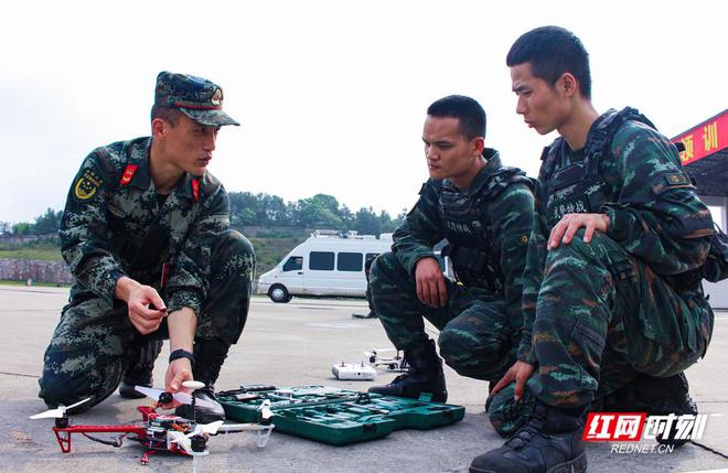 遴选“兵专家”上门 武警湖南总队“送教下基层”受欢迎(组图)