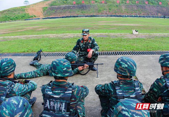 遴选“兵专家”上门 武警湖南总队“送教下基层”受欢迎(组图)