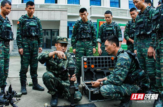 遴选“兵专家”上门 武警湖南总队“送教下基层”受欢迎(组图)