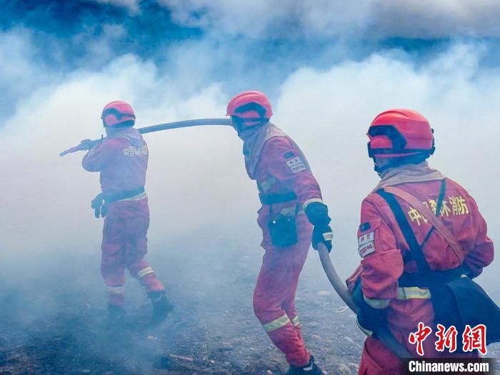 空地协同 西藏林芝开展处置森林火灾应急救援演练(组图)