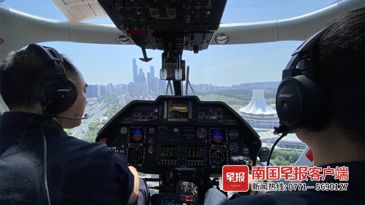 “五一”小长假最后一天，广西南宁警方出动警用直升机开展空中巡逻(组图)
