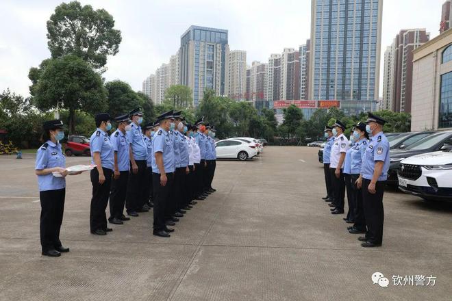 广西省钦州市公安局举行执法执勤车辆发放仪式(组图)